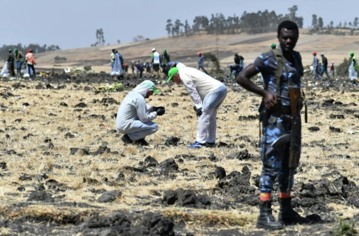 La police scientifique à la recherche d'éléments après le crash d'un avion d'Ethiopian Airlines près de Bishoftu, à 60 km au sud-est d'Addis Abeba, le 10 mars 2019