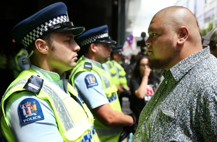 Policiers et manifestants opposés au Partenariat transpacifique face à face à Auckland le 4 février 2016