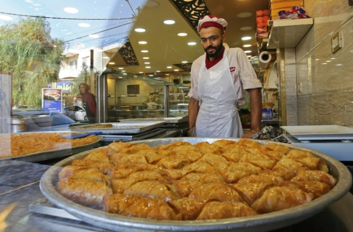 Un plateau de friandises  syriennes présentées le 28 octobre 2017 dans la pâtisserie de Mazen Obeido, un réfugié syrien, qui a ouvert une boutique à Irbid au nord de la Jordanie