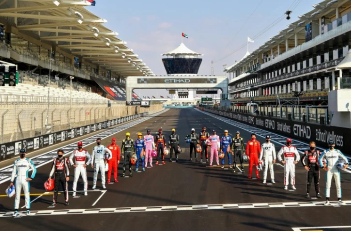 Les pilotes de F1 posent sur la grille de départ avant le GP d'Abou Dhabi, le 13 décembre 2020