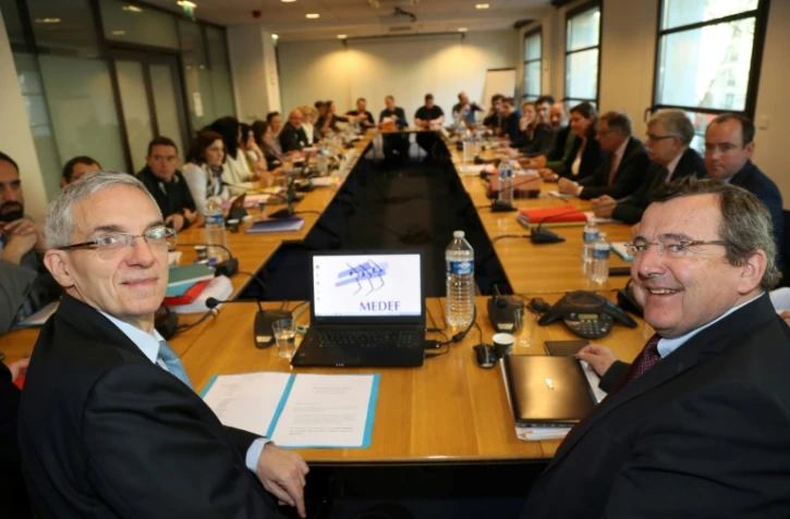 Alexandre Saubot (UIMM) et Michel Guilbaud (MEDEF) aux négociations sur l'assurance chômage le 28 mars 2017 à Paris