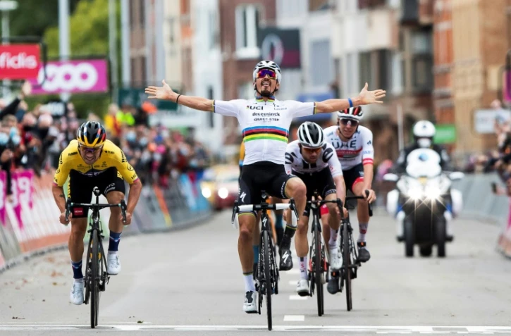 Julian Alphilippe lève les bras trop tôt sur la ligne d'arrivée aux côtés du Slovène Primoz Roglic, finalement vainqueur, de Liège-Bastogne-Liège, le 4 octobre 2020