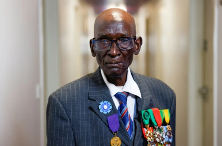 Le tirailleur sénégalais Yoro Diao, vétéran des guerres d'Indochine et d'Algérie au service de la France, dans son studio à Bondy, le 18 avril 2023 en Seine-Saint-Denis