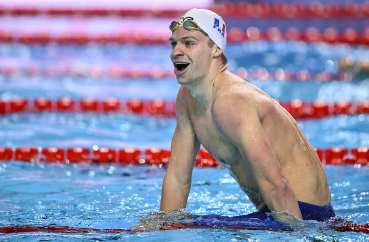 Léon Marchand célèbre sa victoire et son record du monde en demi-finale du 200 m quatre nages lors des Championnats du monde à Singapour, le 30 juillet 2025