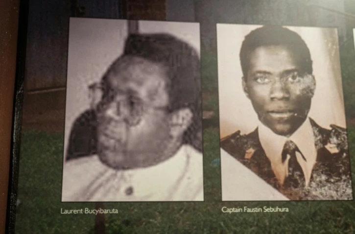 Un portrait de l'ex-préfet rwandais Laurent Bucyibaruta (g) au mémorial du génocide de Murambi, le 21 avril 2022 à Nyamagabe, au Rwanda