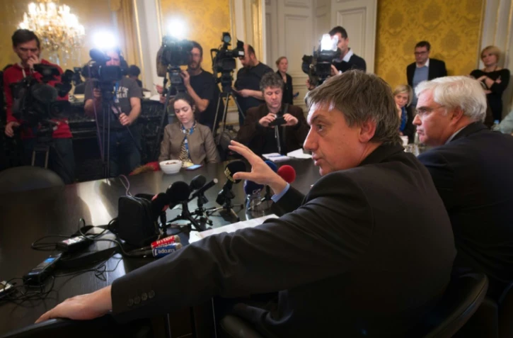 Le ministre de l'Intérieur belge Jan Jambon (G) et le gouverneur de la province de Flandre occidentale Carl Decaluwe, donnent une conférence de presse sur le rétablissement des contrôles à la frontière franco-belge, le 23 février 2016 à Bruxelles