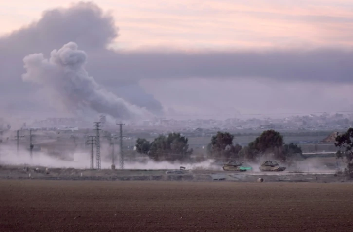 Des colonnes de fumée s'élèvent depuis la bande de Gaza, le 10 décembre 2023