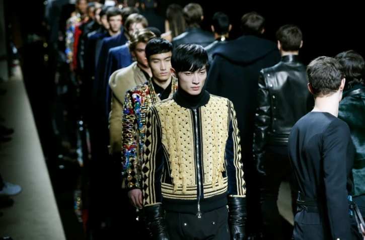 Des mannequins de Balmain présentent la collection hiver 2016-2017 le 23 janvier 2016 à Paris
