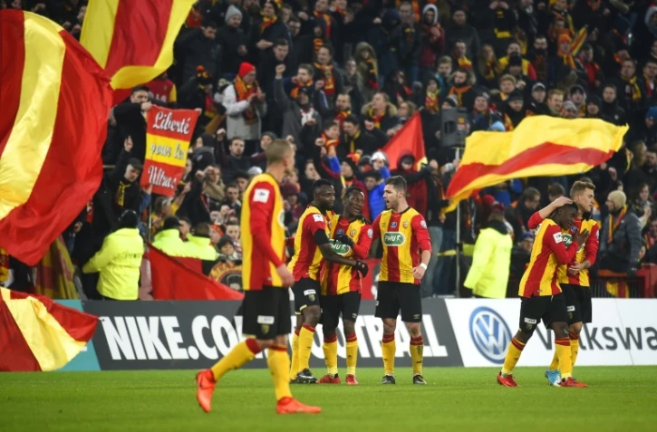 Les joueurs lensois se congratulent après une victoire contre Troyes, en Coupe de France, le 7 février 2018 à Bollaert
