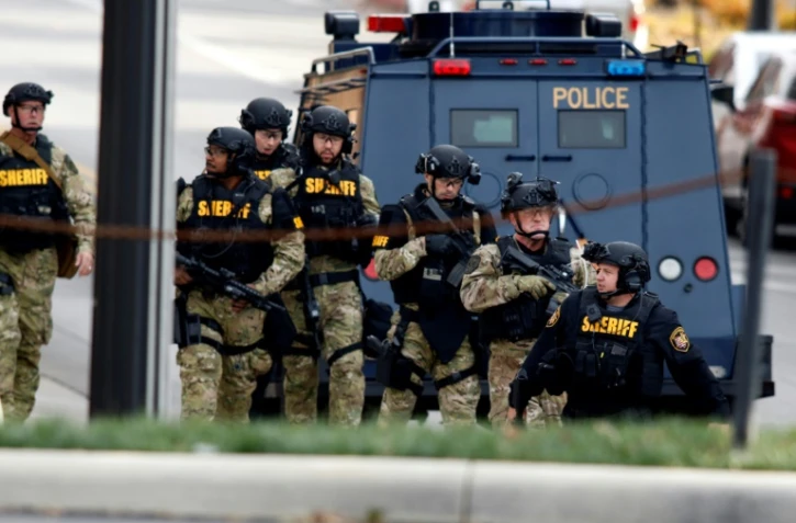 Des policiers américains sur un parking du campus de l'université de l'Etat de l'Ohio à Columbus, le 28 novembre 2016