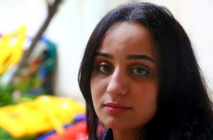 Islam Maytat, âgée de 23 ans et originaire du Maroc, pose pour une photo dans la ville majoritaire kurde de Qamishli dans le nord de la Syrie le 13 avril 2017, après avoir échappé au groupe de l'État islamique