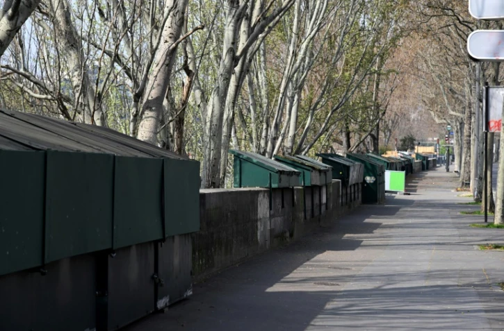 Les stands des bouquinistes fermés sur les quais de la Seine, le 20 mars 2020 