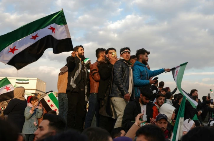 Des Syriens célèbrent la chute du président Bachar al-Assad sur la place des Omeyyades à Damas, le 20 décembre 2024