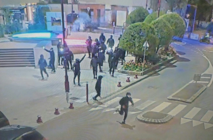 Capture d'écran des images de vidéosurveillance de la mairie de Fresnes, diffusée par le maire le 28 mars 2026, montrant des intrus cagoulés devant la mairie de Fresnes dans la nuit du 28 mars 2026