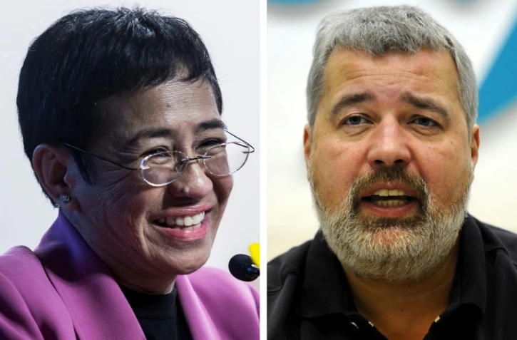 La Philippine Maria Ressa (G), cofondatrice du site d'information Rappler, et le Russe Dmitri Mouratov (D), rédacteur en chef du journal indépendant Novaïa Gazeta, lauréats du prix Nobel de la paix