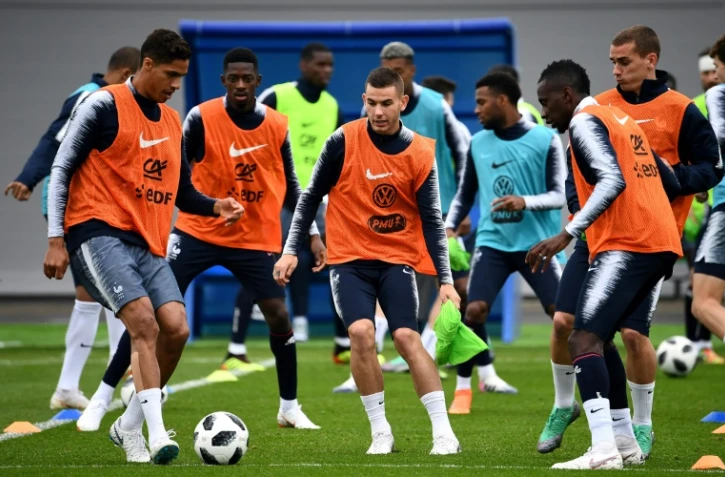 Séance soutenue pour Raphaël Varane (g) et les Bleus, au stade  de Glebovets à Istra, le 12 juin 2018, à 4 jours du match contre l'Australie