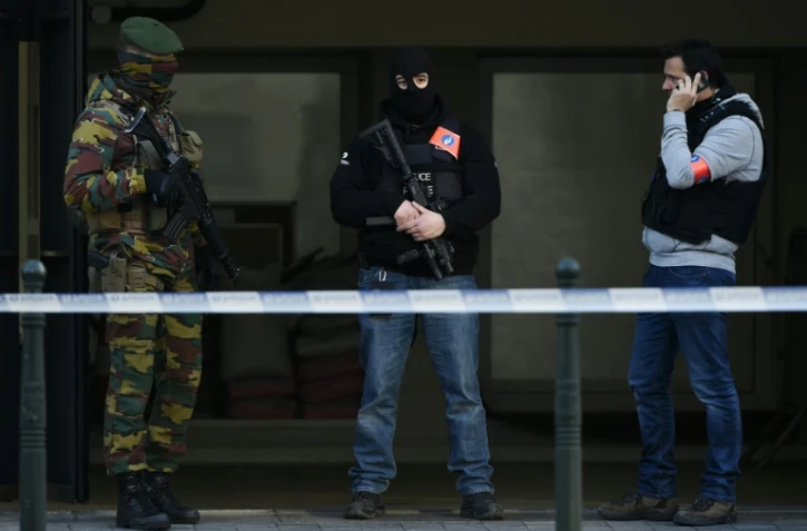 Des policiers et un soldat belges, duran l'audition de Mohamed Abrini, au palais de justice de Bruxelles, le 14 avril 2016.