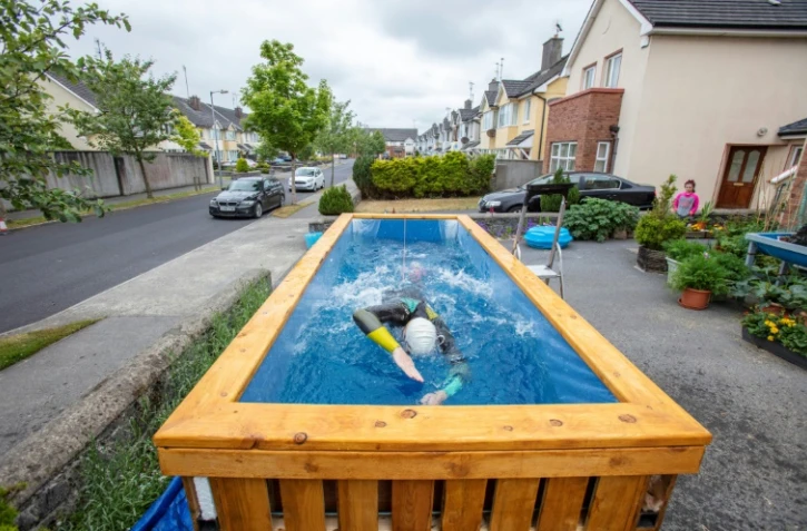 Le nageur paralympique irlandais Leo Hynes s'entraîne devant sa maison de Tuam, le 18 juin 2020