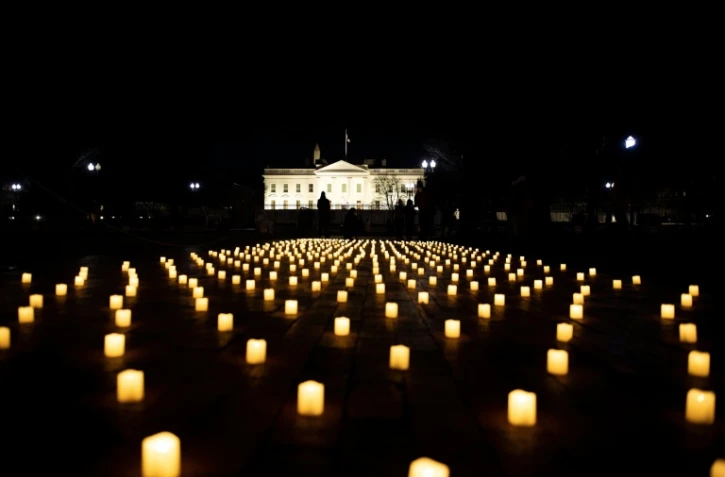 Des bougies en hommage aux infirmières décédées du Covid-19 depuis le printemps 2020 devant la Maison Blanche, le 13 janvier 2022 à Washington, 