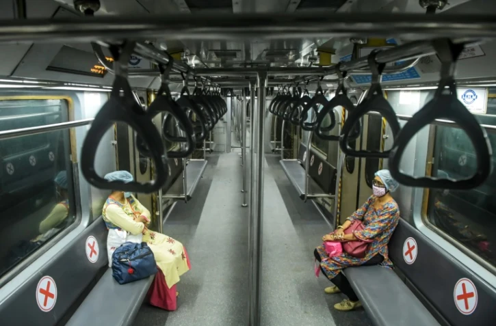 Des employées de la compagnie indienne de chemin de fer dans un wagon du métro de Calcutta lors d'un test avant la réouverture au public le 9 septembre 2020