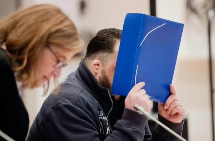 Arrivée de l'ancien infirmier Niels Högel, accusé du meurtre d'au moins cent patients, au tribunal d'Oldenbourg, le 30 octobre 2018.
