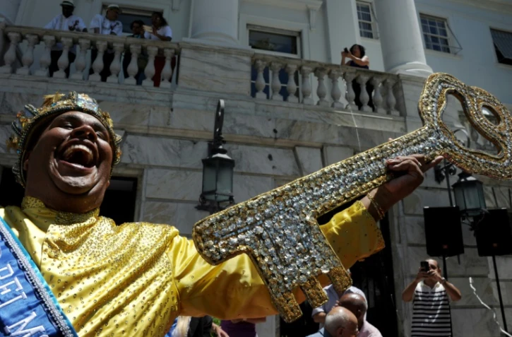 Le "Roi Momo", recoit les clefs de la ville, ouvrant les festivités du carnaval de Rio, le 5 février 2016