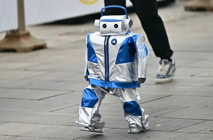Un robot participe au semi-marathon des robots humanoïdes à Pékin, le 19 avril 2025
