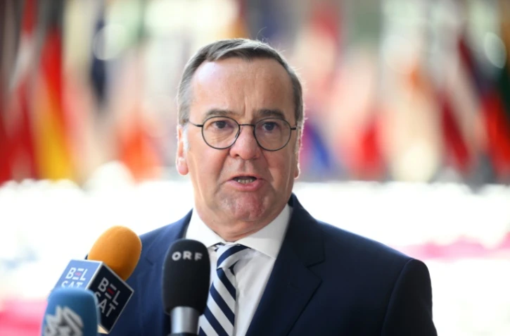 Le ministre allemand de la Défense, Boris Pistorius, fait une déclaration à son arrivée à une réunion du Conseil de défense au siège de l'UE à Bruxelles, le 20 mai 2025