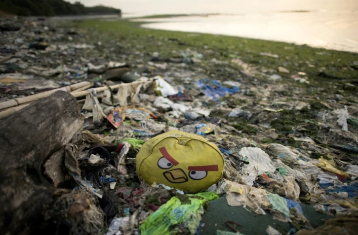 Des déchets en plastique sur une plage près de Manille, le 19 mai 2018