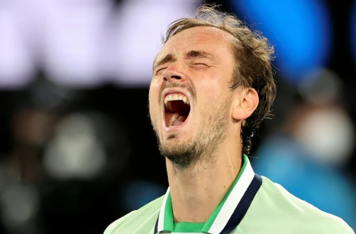 Le Russe Daniil Medvedev réagit après un point contre le Canadien Felix Auger-Aliassime lors de leur quart de finale à l'Open d'Australie de tennis à Melbourne, le 26 janvier 2022.