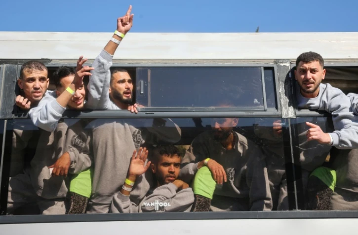 Des Palestiniens qui étaient emprisonnés par Israël arrivent en bus à Khan Younès, dans le sud de la bande de Gaza, après leur libération, le 1er février 2025