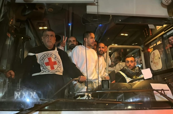 Des détenus palestiniens libérés par Israël à leur arrivée à l'hôpital européen de Khan Younès, dans le sud de la bande de Gaza, le 27 février 2025