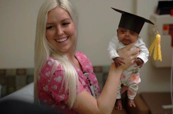 Sur cette photo transmise par le Sharp Mary Birch Hospital for Women & Newborns, une infirmière tient Saybie le jour de sa sortie de l'hôpital de San Diego