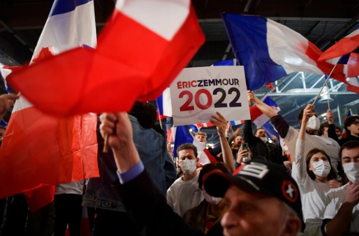 Des sympathisants du candidat d'extrême droite à la présidentielle Eric Zemmour rassemblés pour son premier meeting de campagne, le 5 décembre 2021 à Villepinte