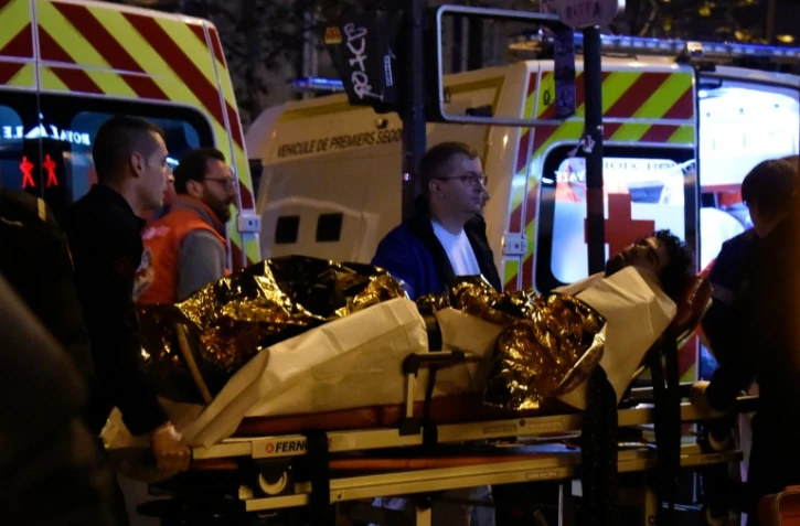 Un blessé évacué du Bataclan le 13 novembre 2015 à Paris