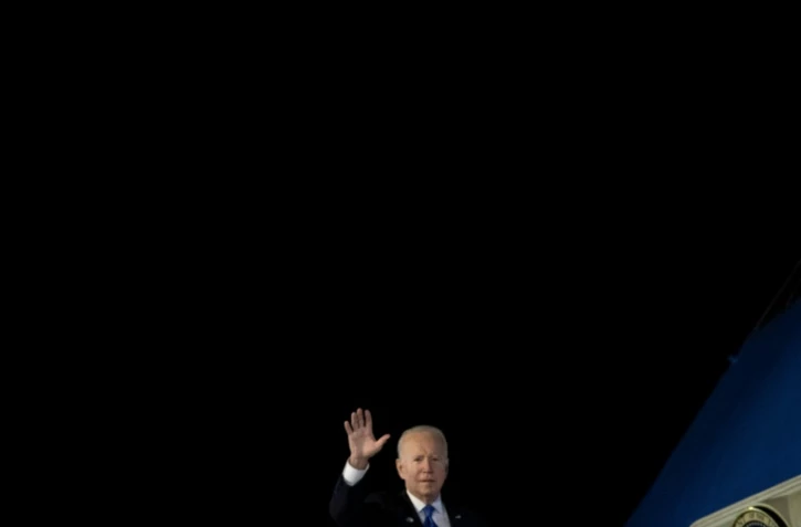 Le président américain Joe Biden embarque sur Air Force One à l'aéroport d'Edimbourg en Ecosse, le 2 novembre 2021