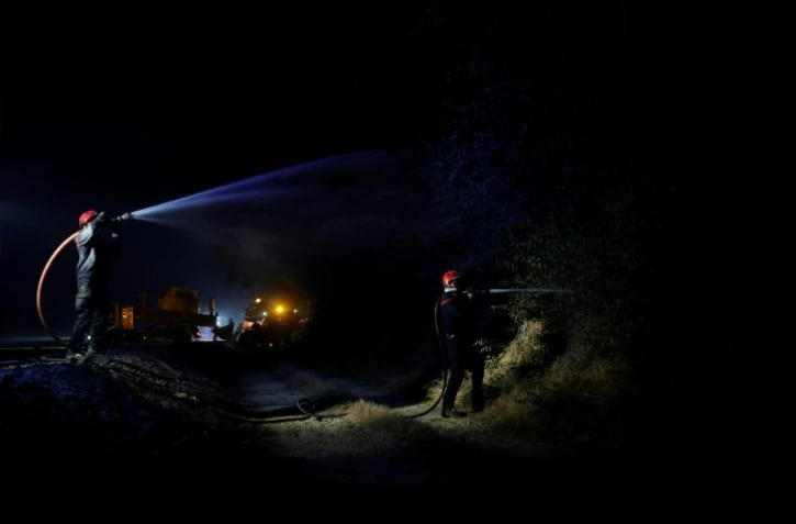 Les pompiers tentent d'éteindre un incendie dans la forêt de Fontainebleau, à Noisy-sur-École, tôt dans la matinée du 13 juillet 2026