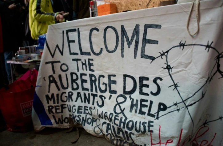 La banderole d'accueil de "l'Auberge des Migrants", le 22 février 2016, dans le hangar de l'association à Calais