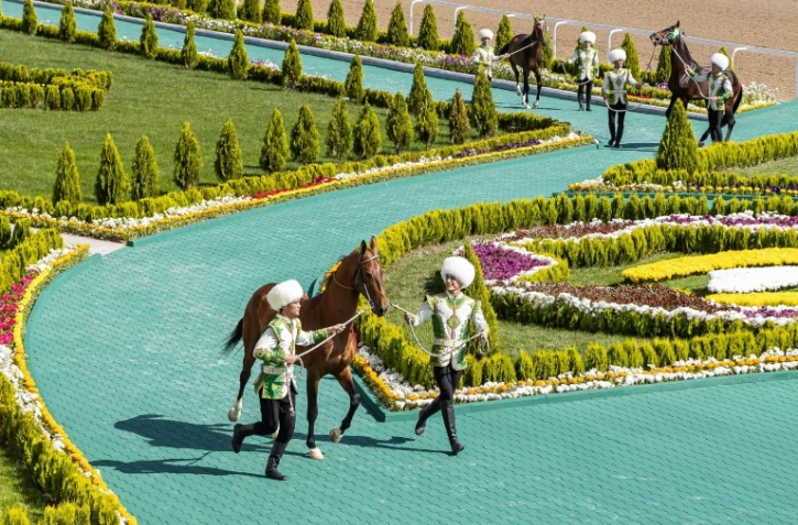 Des dresseurs présentent des étalons Akhal-Teke lors d'un concours à Achgabat, le 25 avril 2026 au Turkménistan