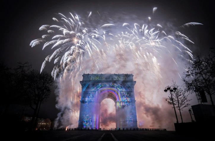 La campagne de Paris-2024 projetée en 3D et illuminée par les feux d'artifice sur l'Arc de Triomphe, le 1er janvier 2017