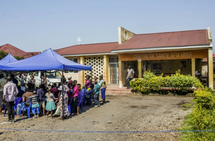 Des patients attendent devant le centre de santé Afia Himbi à Goma, le 15 juillet 2019