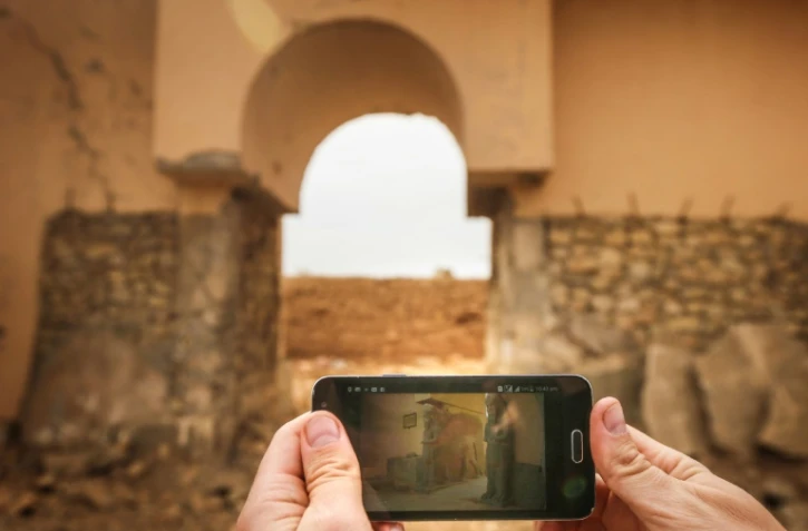 Un smartphone montre la photo d'un des vestiges de la cité antique de Nimrod aujourd'hui détruit après deux ans de contrôle de la cité par l'EI