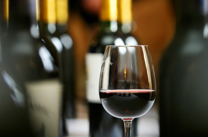 Le classement annuel des crus bourgeois du Médoc devient quinquennal et les mentions "supérieur" et "exceptionnel" sont réintroduites