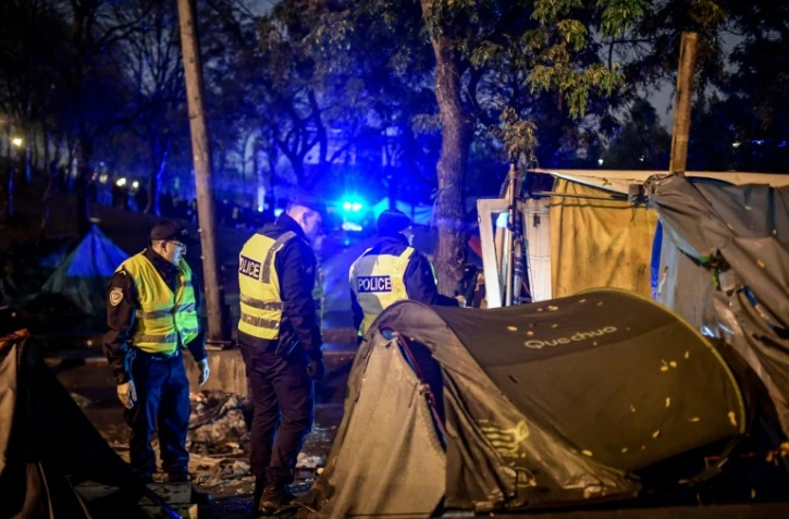 La police procède à l'évacuation de tentes le 7 novembre 2019 dans le nord-est de Paris