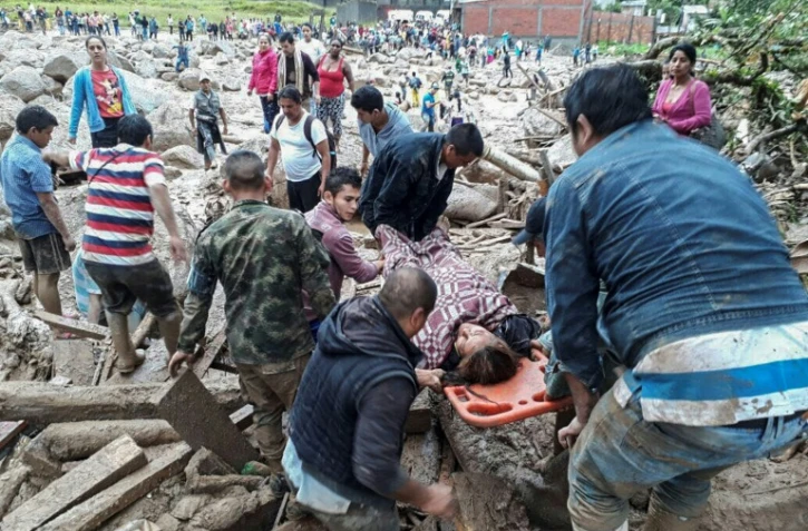 Evacuation des victimes après une coulée de boue mortelle à Mocoa, dans le sud de la Colombie, le 1er avril 2017
