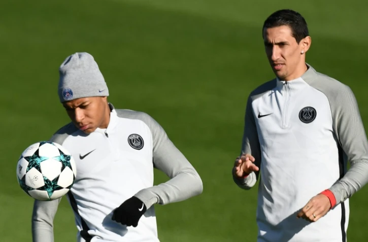 Les attaquants du Paris Saint-Germain Kylian Mbappé (G) et Angel Di Maria à l'entraînement le 30 octobre 2017 à Saint-Germain-en-Laye