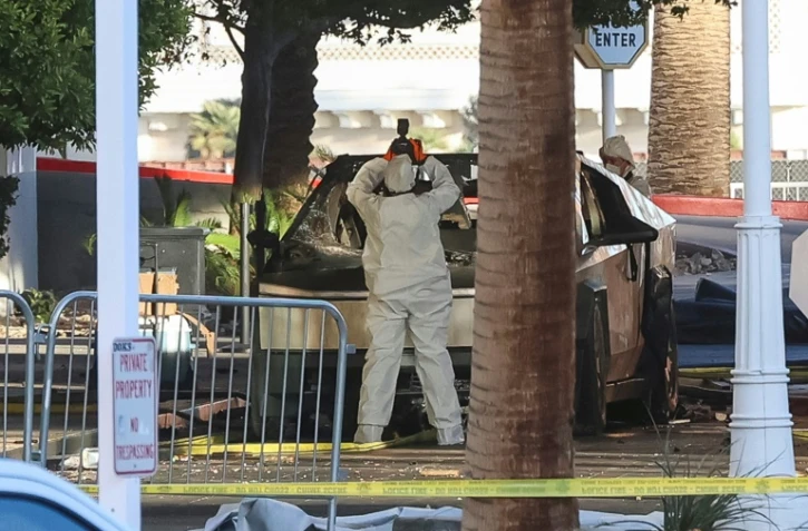 Un enquêteur photographie un Cybertruck Tesla qui a explosé devant l'hôtel Trump de Las Vegas, le 1er janvier 2025