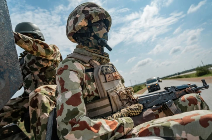 Un soldat nigérian à l'arrière d'un véhicule d'escorte militaire sur l'autoroute reliant Maiduguri à Damaturu, au Nigeria, le 31 juillet 2026.