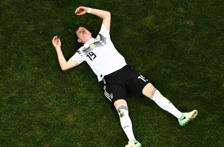 Le milieu allemand Sebastian, blessé au nez par le talon du Suédois Toivonen, reste groggy sur la pelouse du stade de Sotchi, au Mondial, le 23 juin 2018