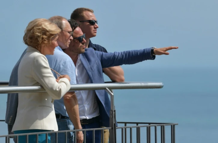 Le président russe Vladimir Poutine visite la colonie de vacances pour jeunes, Artek, ancienne vitrine de la jeunesse soviétique située sur les rives de la mer Noire à Gurzuf (près de Yalta), le 24 juin 2017